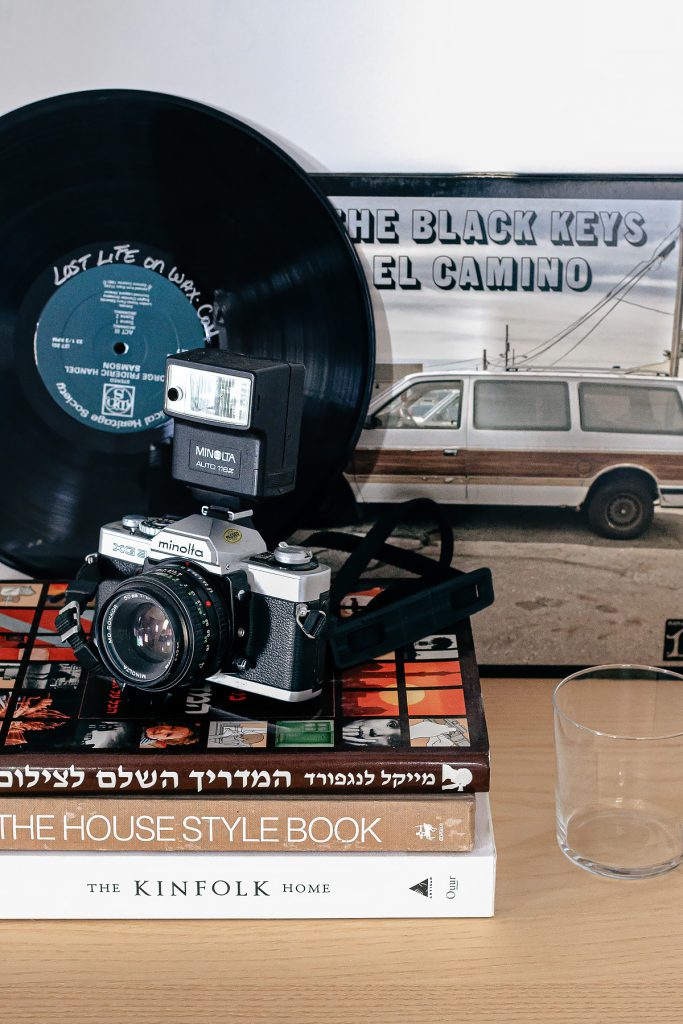 תקליט, מצלמה וספרים על שידה – פרט עיצובי