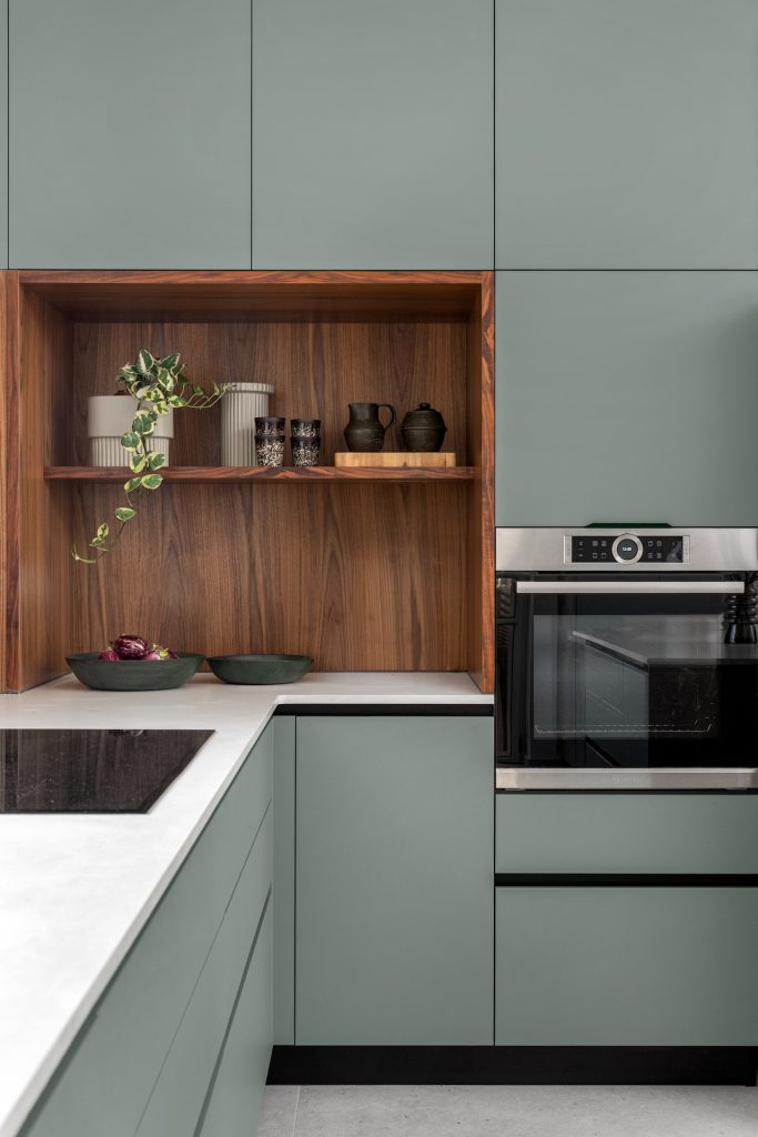 Sage-green kitchen with a walnut niche and built-in oven, town house in Ra'anana – Chen Shadmi, Shadmi Design