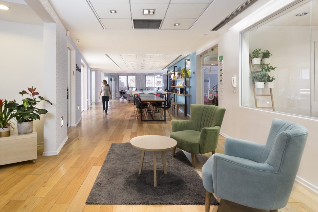 Corridor with a seating corner: green and light blue armchairs