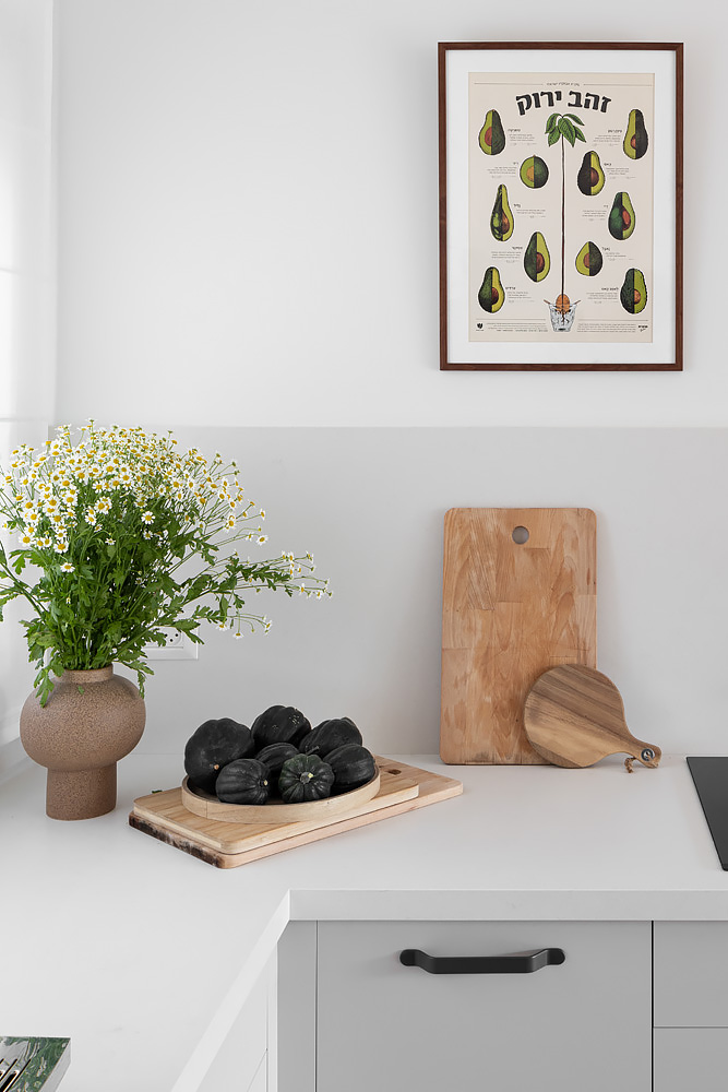 Detail: wooden board and flowers on the kitchen counter