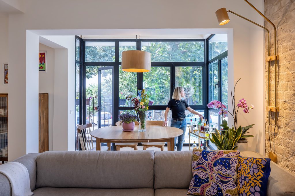 Round dining table by corner windows to the trees