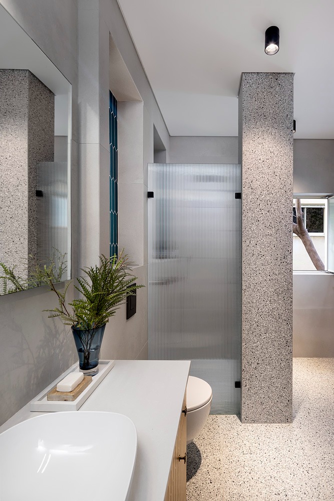 Bathroom with terrazzo and a stone-clad column