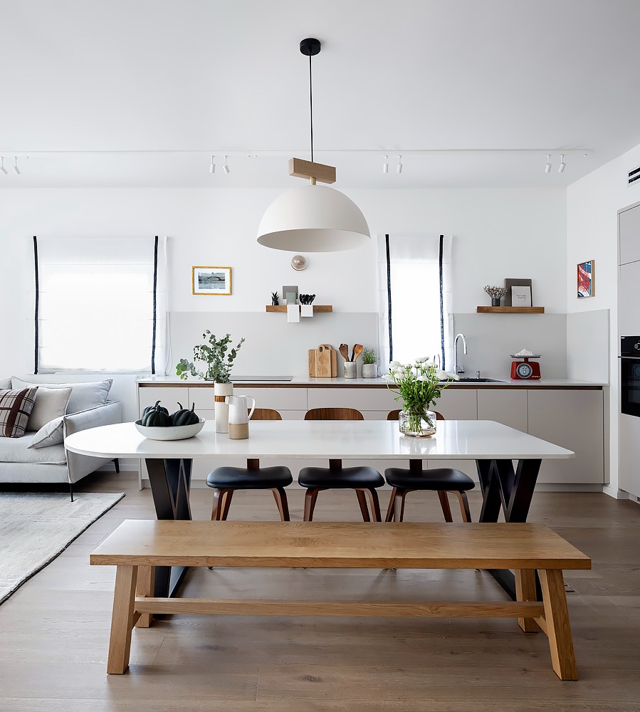 Dining area with a white table, a wooden bench and a white pendant lamp, apartment on Dizengoff Square, Tel Aviv – Chen Shadmi, Shadmi Design