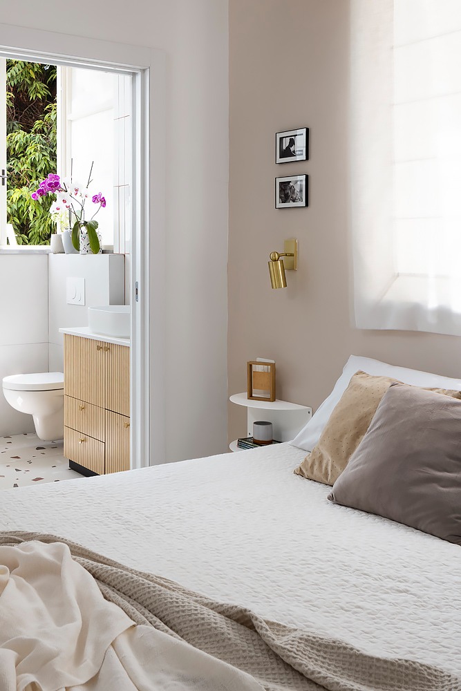 Double bed with a view into the en-suite bathroom