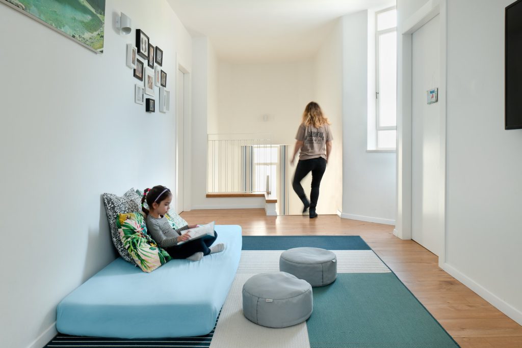 Landing with a light blue daybed and poufs