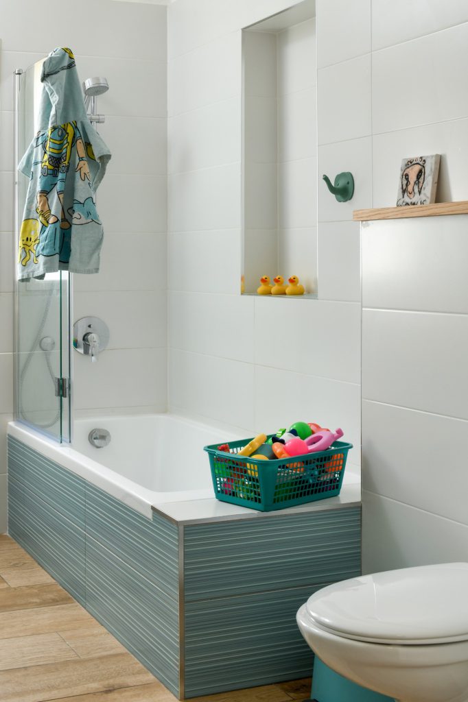 Bathtub with teal tile cladding