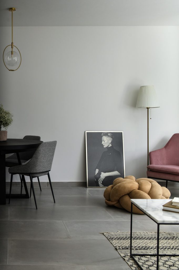 Corner with a pink armchair and a floor lamp