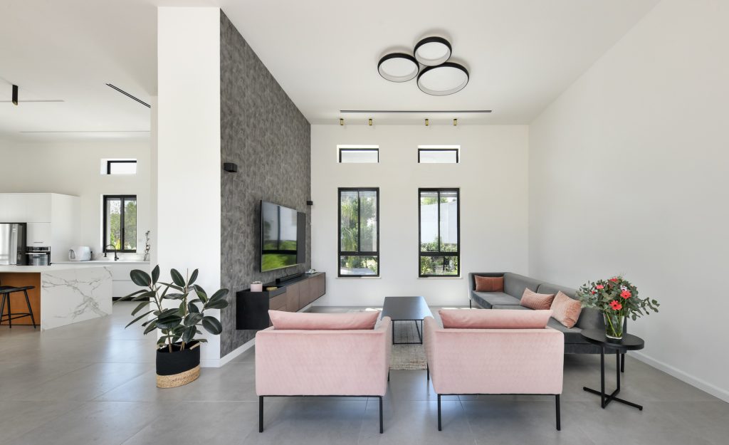 Living room with pink armchairs and a ring ceiling light